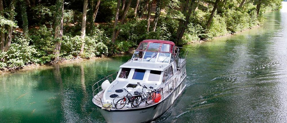Idylle pur. Seit zehn Jahren gibt es in Brandenburg den Charterschein für Hausboote. Was damals für viele ein Angriff auf die Grundfesten des Wassertourismus war, hat sich zur Erfolgsgeschichte entwickelt. Immer mehr Touristen nutzen das Angebot.