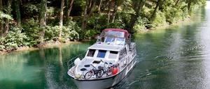 Idylle pur. Seit zehn Jahren gibt es in Brandenburg den Charterschein für Hausboote. Was damals für viele ein Angriff auf die Grundfesten des Wassertourismus war, hat sich zur Erfolgsgeschichte entwickelt. Immer mehr Touristen nutzen das Angebot.