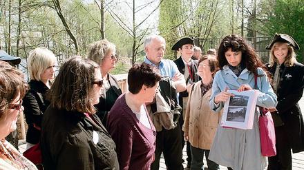 Freies Schussfeld für die Grenzer heute flanieren Touristen und Potsdamer an dem früheren Ort des Schreckens. Noch bis zum Herbst führt die Stiftung Preußische Schlösser und Gärten auf Grenz-Wegen und präsentiert das Leben an der Mauer.