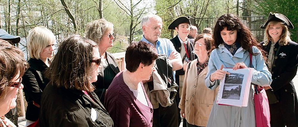 Freies Schussfeld für die Grenzer heute flanieren Touristen und Potsdamer an dem früheren Ort des Schreckens. Noch bis zum Herbst führt die Stiftung Preußische Schlösser und Gärten auf Grenz-Wegen und präsentiert das Leben an der Mauer.