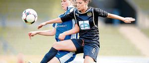 Erneutes Aufeinandertreffen. In der vergangenen Bundesligasaison kämpften Turbine Potsdam und die SG Wattenscheid  hier Potsdams Carolin Schiewe (l.) mit Nadija Inan  bereits um Punkte.