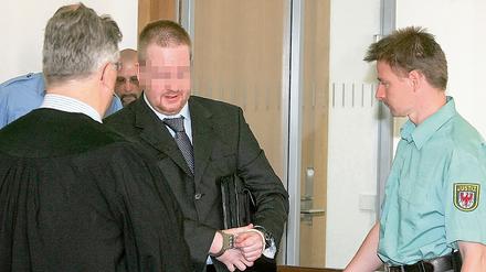 In Handschellen wurde der Angeklagte Michael F. gestern in das Landgericht Potsdam geführt.