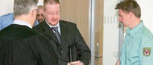 In Handschellen wurde der Angeklagte Michael F. gestern in das Landgericht Potsdam geführt.