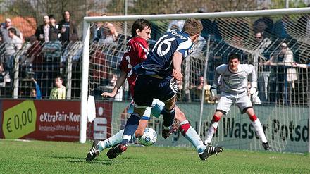 Daniel Frahns 2:1. Jörn Nowak (l.) und Keeper Sebastian Klömich sind machtlos.