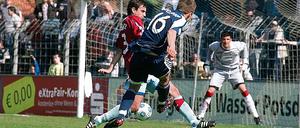 Daniel Frahns 2:1. Jörn Nowak (l.) und Keeper Sebastian Klömich sind machtlos.