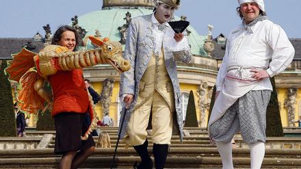 Ewig Gestrige. Auch Schlossdrache Johann Ludwig von Fauch sowie Marquis d'Argens, der Kammerherr von Friedrich dem Großen, und Ferdinand Andrea Termanti, der königliche Hofkoch zu Sanssouci, führen Besucher durch ihre ehemaligen Wirkungsstätten.