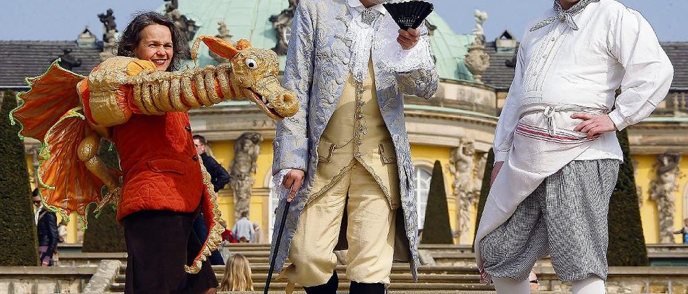 Ewig Gestrige. Auch Schlossdrache Johann Ludwig von Fauch sowie Marquis d'Argens, der Kammerherr von Friedrich dem Großen, und Ferdinand Andrea Termanti, der königliche Hofkoch zu Sanssouci, führen Besucher durch ihre ehemaligen Wirkungsstätten.