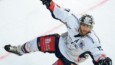 Will wieder den Titel. Eisbären-Urgestein Sven Felski, hier beim Torjubel.