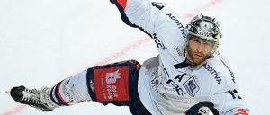 Will wieder den Titel. Eisbären-Urgestein Sven Felski, hier beim Torjubel.