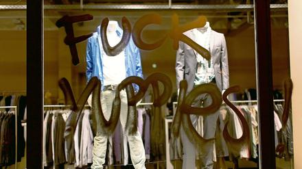 Hin und weg. Rund 100 Randalierer hatten sich in der Nacht zu Dienstag am Hackeschen Markt versammelt. Sie errichteten Barrikaden, legten Brandsätze und hinterließen Parolen. No Nato und Yuppies raus stand auf den Schaufenstern.