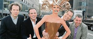 Einer für alle, alle für einen. Hartmut Faustmann, Berndt Schmidt, Thomas Hermanns und Volker Brümmer posieren mit ihrer Muse (v.l.n.r.).