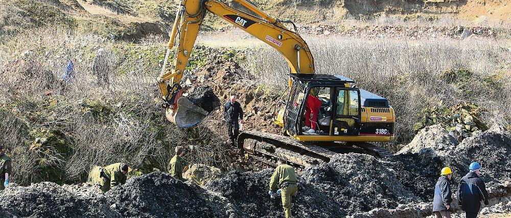 Illegaler Müll. Auf einer ehemaligen Kiesgrube in Warsow bei Friesack (Havelland) untersuchen Polizeibeamte zuvor ausgehobenen Schutt.