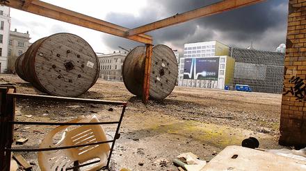 Schöner Schein. Die Kulissen im Hintergrund deuten an, wie das größte Grundstück am Leipziger Platz einmal bebaut werden könnte. Kabelrollen im Vordergrund lassen auf eine Baustelle hoffen. Aber ob es in diesem Jahr oder überhaupt an dieser prominenten Stelle in Berlin mit dem Bauen losgeht, ist angesichts der Finanzkrise fraglich geworden.