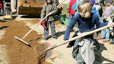 Wegbereiter. Kinder der Klassen eins bis drei lernen im Park.