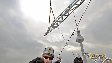 Action. Auf dem Dach des Hotels Park Inn begann der Aufbau für die Base Flying-Anlage.
