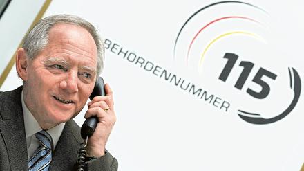 Der erste Anrufer. Bundesinnenminister Wolfgang Schäuble nahm die neue zentrale Behördeneinwahl 115 mit dem ersten Anruf in Betrieb. Neben Berlin können Bürger auch in Hamburg, Köln sowie in ausgewählten Regionen von Hessen, Nordrhein-Westfalen und Niedersachsen die neue Nummer nutzen.