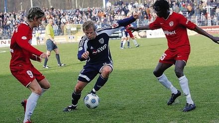 Überzeugendes Spiel. Patrick Moritz (Mitte), der sich hier gegen Marcus Steinwarth (l.) und Pa-Malick Joof durchsetzt, setzte am Samstag mehrere gute Akzente. Wegen einer angeblichen Schwalbe im Strafraum fing er sich allerdings die Gelbe Karte ein.