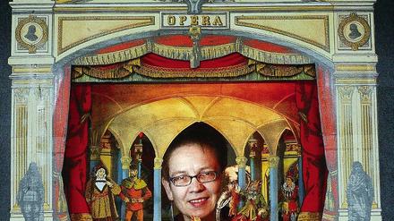 Mit ihrem Theater lässt Christina Siegfried in 30 Minuten langen Aufführungen die Kunst des Papiertheaters aus dem 19. Jahrhundert wieder aufleben.