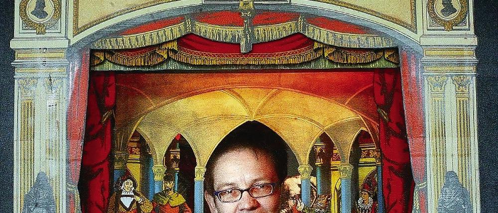 Mit ihrem Theater lässt Christina Siegfried in 30 Minuten langen Aufführungen die Kunst des Papiertheaters aus dem 19. Jahrhundert wieder aufleben.