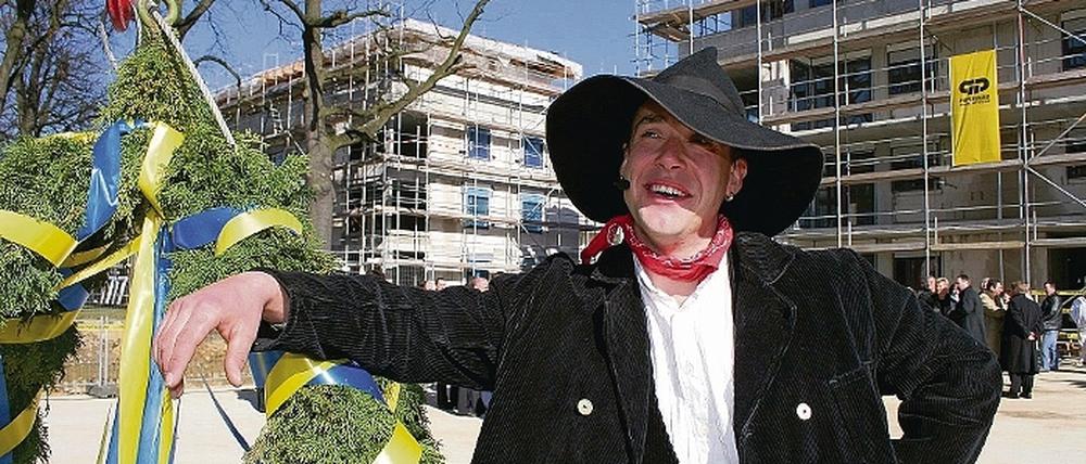 Möge der Bau gelingen: Zimmerer Frank Lange aus Halle sprach den Richtspruch für die sieben neuen Wohnbauten der Pro Potsdam GmbH im Bornstedter Feld. Die städtebauliche Anordnung der Gebäude orientiert sich am vorhandenen Baumbestand (u.r.).