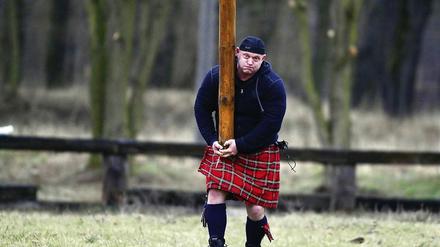 Tossing the caber. Hans-Dieter Dorow zeigt den Baumstamm-Überschlag.