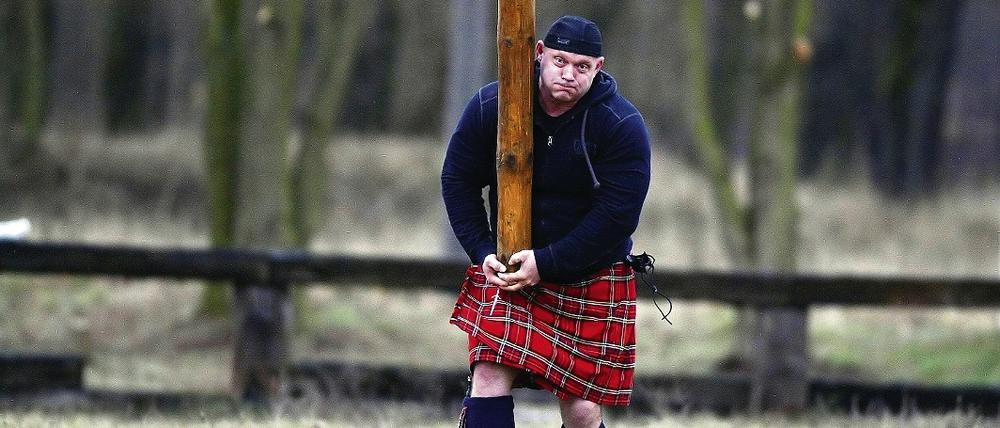 Tossing the caber. Hans-Dieter Dorow zeigt den Baumstamm-Überschlag.