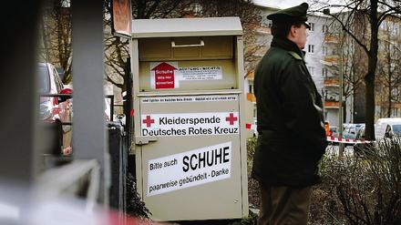 Beweissicherung. Die Polizei ließ den Altkleidercontainer, in dem die Babyleiche lag, abtransportieren.