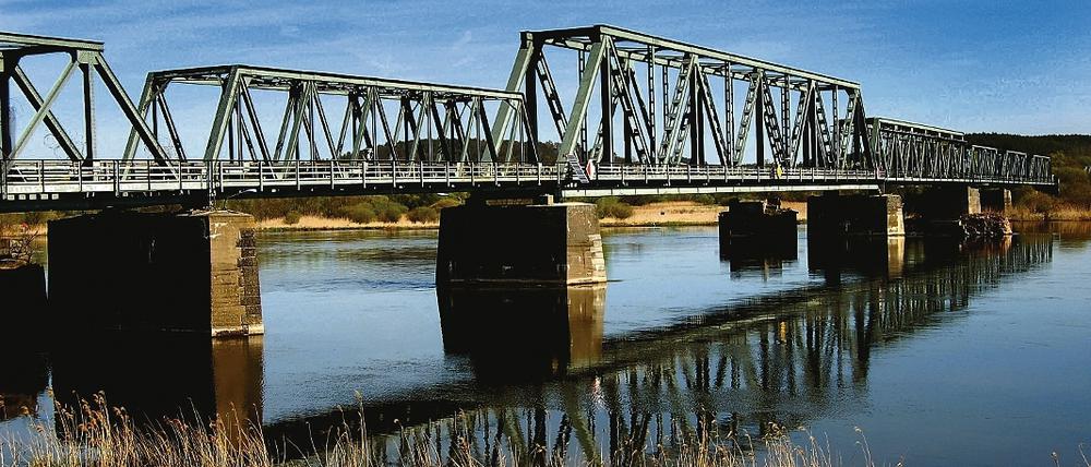 Aufgewacht? Die Oder-Brücke Bienenwerder.