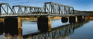 Aufgewacht? Die Oder-Brücke Bienenwerder.