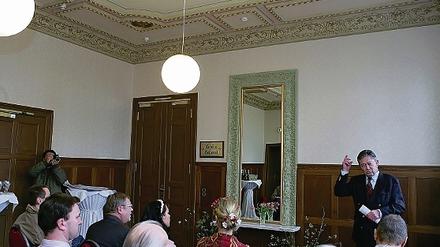 Der Vorsitzende des Freundeskreises Dieter Mantz (rechts) bei der Einweihung des Salons im April vorigen Jahres.