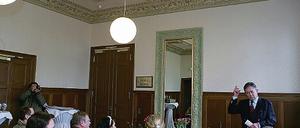 Der Vorsitzende des Freundeskreises Dieter Mantz (rechts) bei der Einweihung des Salons im April vorigen Jahres.