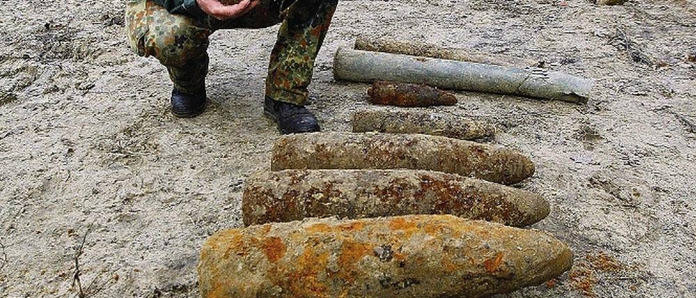 Ralf Hoffmann, Leiter der Kampfmittelräumung, zeigt eine Panzergranate aus dem Zweiten Weltkrieg.