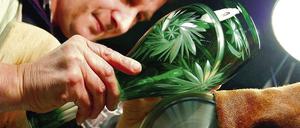 Karaffe mit Facetten. 140 Jahre wurden in Döbern Kelche, Römer und Vasen geblasen und geschliffen. Die Bleikristall-Produkte gingen bis zur Insolvenz Ende letzten Jahres in 30 Länder. Jetzt wollen russische und deutsche Bewerber den Laden wieder flottmachen.