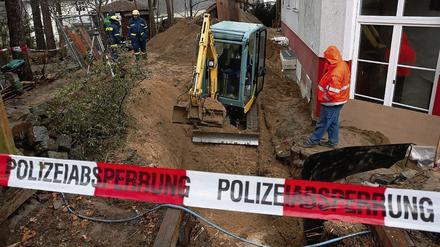 Frühlingsarbeiten. Die Gärtner reparieren alles  auf Staatskosten. 