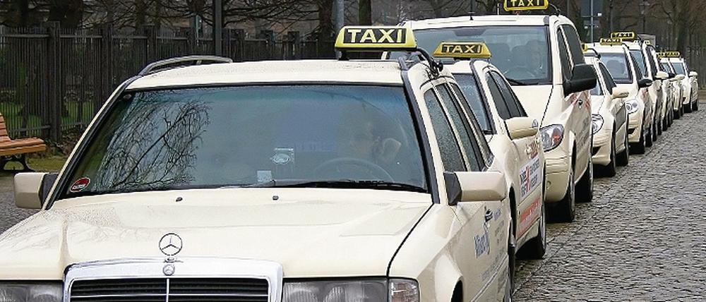 Teure Fahrt. Ab Mai könnten Taxi-Fahrten in Potsdam 21 Prozent mehr kosten. Einen entsprechenden Antrag bringt die Stadtverwaltung morgen in die Stadtverordnetenversammlung ein.