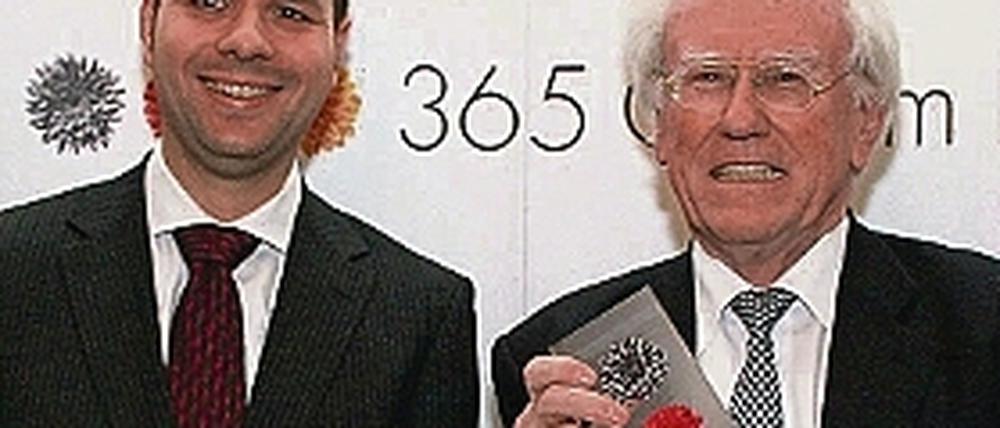 Gute Idee für Patente: Chr. Czychowski (l.) und H. Goddar (r.) mit dem Preis.