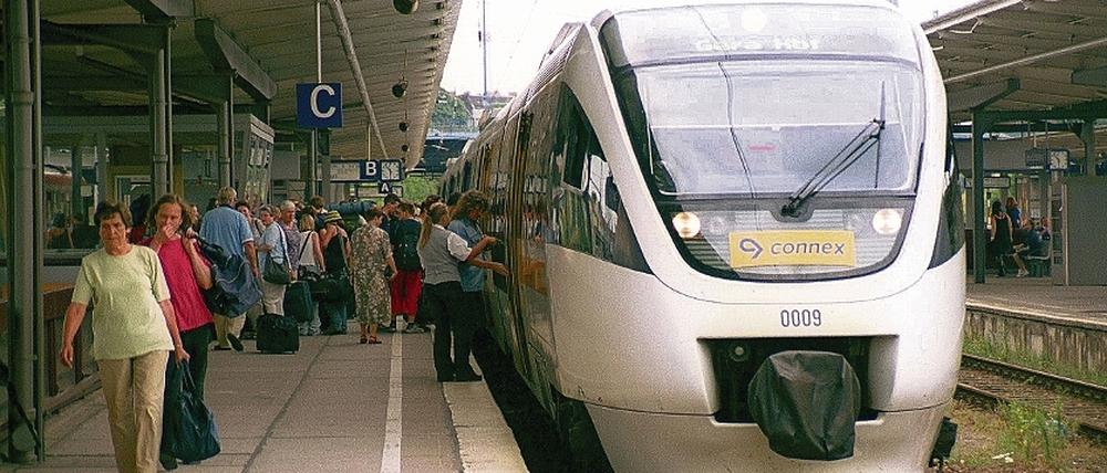 Einsteigen, bitte. Auf einigen Strecken sind schon Konkurrenten der Bahn mit eigenen Zügen unterwegs wie hier im Bahnhof Lichtenberg.