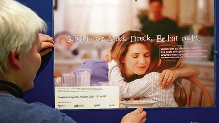Werbung für Hilfsangebote. Bundesweite Plakataktion zum Thema Gewalt an Frauen.