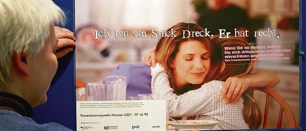 Werbung für Hilfsangebote. Bundesweite Plakataktion zum Thema Gewalt an Frauen.