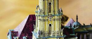 Modell der Garnisonkirche. Der Katalog gibt zentimetergenau an, wo das gesponserte Zierelement an der Garnisonkirchenfassade seinen Platz finden könnte.