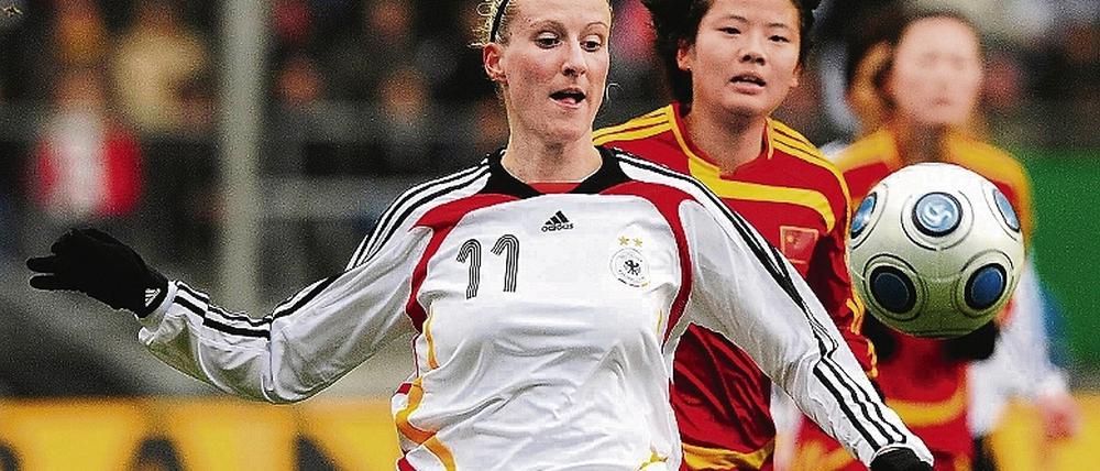 Nun wieder für Turbine am Ball. Potsdams Stürmerin Anja Mittag am Mittwoch im Länderspiel-Duell mit der Chinesin Weng Xinhi.