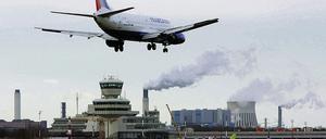 Fertig zur Landung. Noch starten und landen Flugzeuge in Tegel. Nun hat der ehemalige Regierende Bürgermeister Eberhard Diepgen vorgeschlagen, den Betrieb anders als von Gerichten vorgegeben doch nicht aufzugeben.