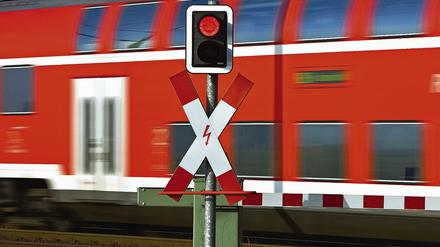 Die Bahn sieht rot. Laut der Ausschreibung des Verkehrsverbundes könnten etwa auf der Linie RE 1  hier an einem Bahnübergang in Jacobsdorf bei Frankfurt (Oder)  auch einstöckige Wagen eingesetzt werden, in denen es dann eng werden könnte.