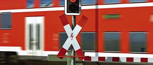 Die Bahn sieht rot. Laut der Ausschreibung des Verkehrsverbundes könnten etwa auf der Linie RE 1 hier an einem Bahnübergang in Jacobsdorf bei Frankfurt (Oder) auch einstöckige Wagen eingesetzt werden, in denen es dann eng werden könnte.