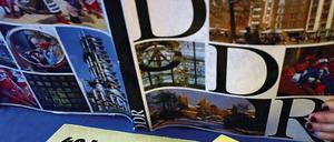 Die Gymnasiastin Amei Stock liest in einem Bildband über die DDR.