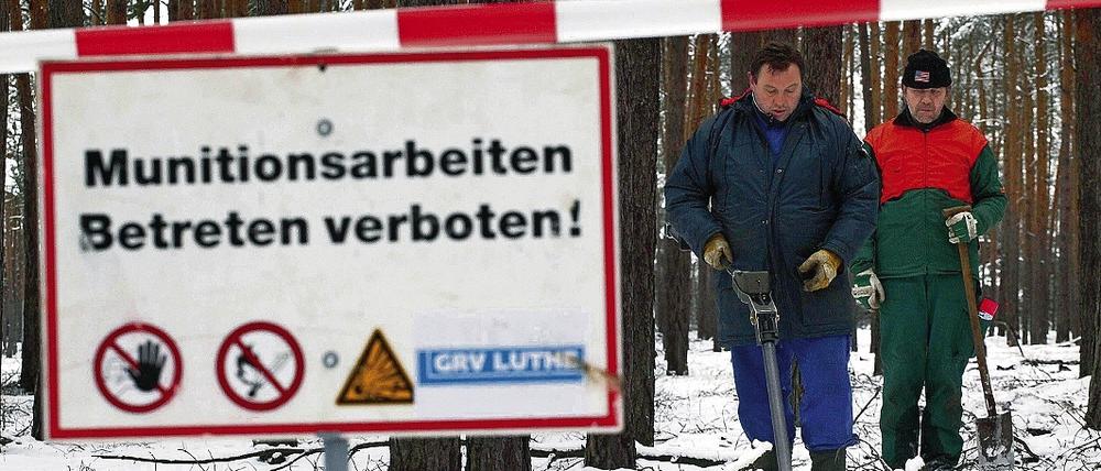 Märkische Gefahren. In Brandenburgs Wäldern sind 18 Trupps unterwegs, die seit zwei Jahren systematisch den Boden nach Sprengstoffen absuchen. 