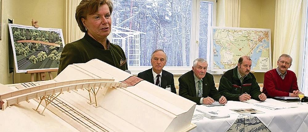 So soll sie aussehen, die neue Brücke über die Bahnstrecke im Wildpark. Der Bahndamm soll von der 45 Metert langen und 2,75 Meter breiten Holz-Brücke überspannt werden. Das Modell ist gesponsort von Gertrud Schmack.