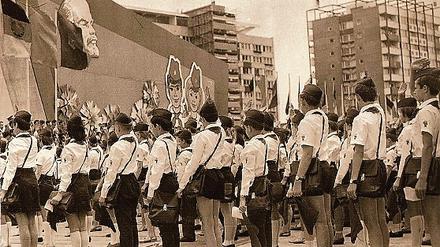 Immer bereit riefen die Thälmann-Pioniere zum Gruß. Wofür aber hatten sie gelobt, immer bereit zu sein? Antworten auf diese und andere Fragen zur Kindheit in der DDR gibt ein Workshop im Geschichtsprojekt des Malteser Treffpunkt Freizeit.