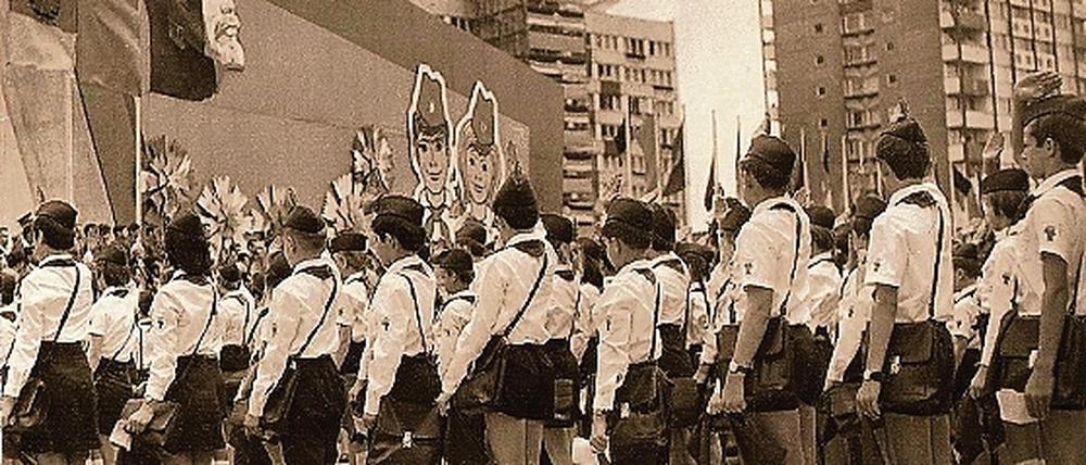 Immer bereit riefen die Thälmann-Pioniere zum Gruß. Wofür aber hatten sie gelobt, immer bereit zu sein? Antworten auf diese und andere Fragen zur Kindheit in der DDR gibt ein Workshop im Geschichtsprojekt des Malteser Treffpunkt Freizeit.