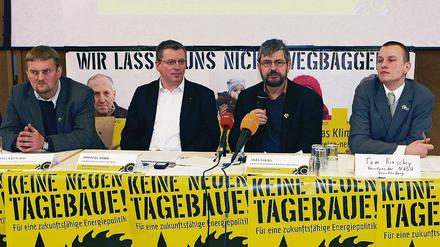 Niederlage verkündet. Axel Kruschat (BUND), Thomas Nord, (Die Linke) und Axel Vogel (Bündnis90/Die Grünen) und Tom Kirschey, (NABU/v.l.) vor den Medien.